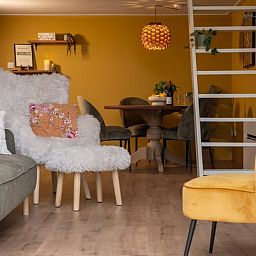 Moderne keuken in Huisje in Veenhuizen, vakantiehuis in Noord Drenthe, met uitzicht op de natuur door grote ramen.