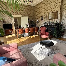 Cozy living room of Huisje in Veenhuizen, vacation home in North Drenthe, with vintage interior and lots of natural light.