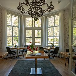 Cozy interior in a cottage in Veenhuizen, North Drenthe, with large windows and a rustic interior for a relaxing stay.