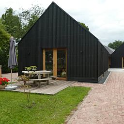 Huisje in Bunne, een modern vakantiehuis in Noord Drenthe met een uitnodigend terras en groene omgeving voor ultiem ontspannen.