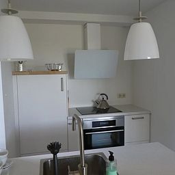 Moderne keuken in Huisje in Bunne, vakantiehuis gelegen in het rustige Noord Drenthe, met stijlvolle inrichting en moderne apparatuur.