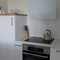 Moderne keuken in Huisje in Bunne, vakantiewoning in Bunne, Noord Drenthe, met stijlvolle inrichting en praktische voorzieningen.