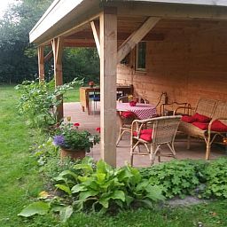 Geniet van de rust op de veranda van Vakantiehuis in Drouwen, omgeven door de natuur in Noord Drenthe, Drenthe.
