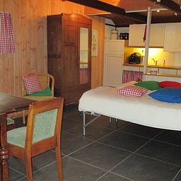 Gezellige binnenruimte van Vakantiehuis in Drouwen, Noord Drenthe, met een rustieke inrichting en moderne keukenfaciliteiten.