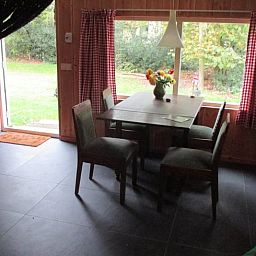 Gezellige eetruimte in Vakantiehuis in Drouwen, Noord Drenthe, met uitzicht op groene natuur.