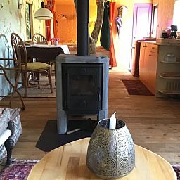 Gezellige binnenruimte met houtkachel in Vakantiehuis in Ekehaar, Noord Drenthe, Drenthe.