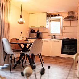 Moderne Kueche in Cottage in Matsloot, Ferienhaus in Nord-Drenthe, bietet Komfort und Stil fuer einen entspannten Aufenthalt.