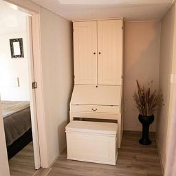 Der stilvolle Flur mit Stauraum im Cottage in Matsloot, einem Ferienhaus in Nord-Drenthe, bietet praktischen Komfort.