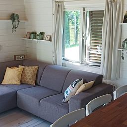 Knusse woonkamer in Huisje in Matsloot, vakantiehuis in Noord Drenthe, Drenthe.
