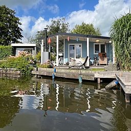 Entdecken Sie Cottage in Matsloot, ein charmantes Ferienhaus in Nord-Drenthe, direkt am Meer gelegen mit einer einladenden Terrasse und gruener Umgebung.