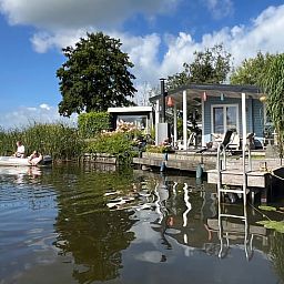 Ferienhaus in Matsloot, ein idyllisches Ferienhaus in Nord-Drenthe, bietet direkten Zugang zum Wasser mit eigenem Steg.