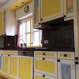 Einzigartige Kueche des Ferienhauses in Altena, bunt und gemuetlich in Nord-Drenthe, Drenthe.