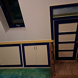 Stilvolle Einrichtung des Ferienhauses in Altena mit moderner Tuer in Nord-Drenthe, Drenthe.