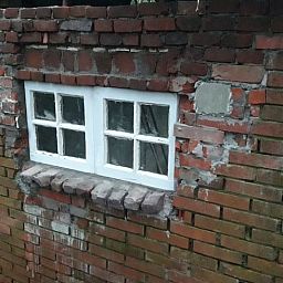 Rustikale Aussenwand eines Ferienhauses in Altena, umgeben von Natur in Nord-Drenthe, Drenthe.