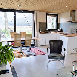 Winterlandschaft um das Ferienhaus DG357 in Meppen, Drenthe mit verschneiten Baeumen und Pferd.