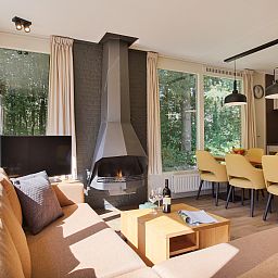 Cozy sitting area in Aelderholt 6-person bungalow 6CE, Aalden, Drenthe.