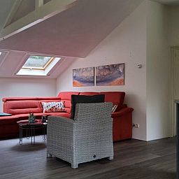 Gemuetliches Wohnzimmer in Cottage in Exloo, Ferienhaus in Drenthe mit komfortabler Sitzecke.