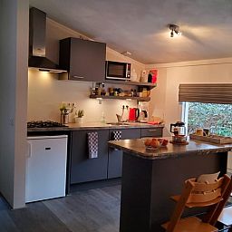 Voll ausgestattete Kueche in Cottage in Exloo, Ferienhaus in Drenthe mit modernen Annehmlichkeiten.