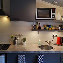 Kompakte Kueche im Ferienhaus in Exloo, Suedost-Drenthe, mit funktionellen Geraeten.