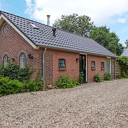 Authentieke buitenkant van Vakantiehuisje in Dalerveen, Zuidoost Drenthe, met charmante bakstenen en landelijke omgeving.