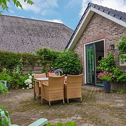 Gezellig terras bij Vakantiehuisje in Dalerveen, Zuidoost Drenthe, perfect voor ontspannen buiten dineren.