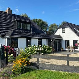 Floral entrance to Cottage in Dalen, vacation accommodation in Southeast Drenthe.