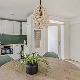 Moderne badkamer in Vakantiehuis in Schoonoord, Drenthe met douchecabine en wastafel.