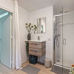 Slaapkamer in Vakantiehuis in Schoonoord, Zuidoost Drenthe met twee eenpersoonsbedden en bureau.