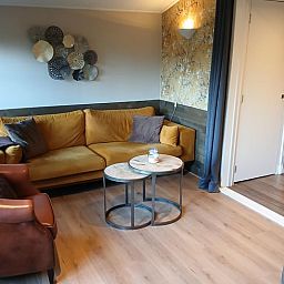 Gezellige woonkamer in Vakantiehuisje in Stieltjeskanaal, Zuidoost Drenthe. Comfortabele zitruimte perfect voor ontspanning in een landelijke omgeving.