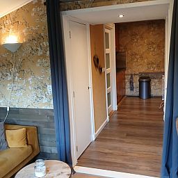 Gezellige binnenruimte van Vakantiehuisje in Stieltjeskanaal, Zuidoost Drenthe, met sfeervolle inrichting en comfortabele zithoek.