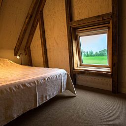 Moderne badkamer in vakantiehuis DG2049, Nieuw-Schoonebeek, Zuidoost Drenthe, met ruime douche en stijlvolle inrichting.