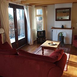 Knusse open haard in de woonkamer van Vakantiehuis in Odoornerveen, Zuidoost Drenthe, Drenthe.