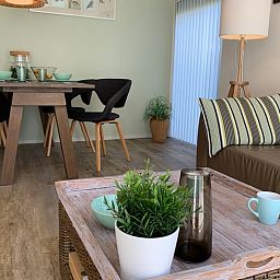 Gemuetliches Wohnzimmer des Ferienhauses in Havelte, Ferienhaus im Suedwesten von Drenthe, mit stilvoller Einrichtung und viel Tageslicht.