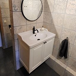 Gemuetliches Wohnzimmer des Ferienhauses DG2052 in Diever, Suedwest-Drenthe, mit bequemer Sitzecke und gemuetlichem Holzofen.