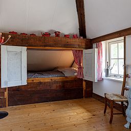 Spielecke im Ferienhaus DG053, Diever mit Spielen und Hochstuhl.