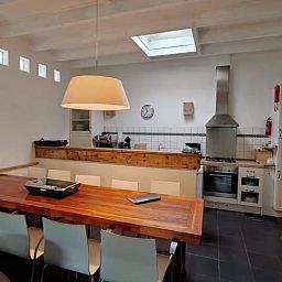 Ruime keuken in Huisje in Zuidwolde, een vakantiewoning in Drenthe, met moderne apparatuur en een gezellige eethoek.