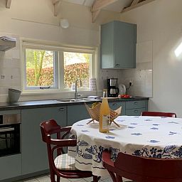 Eethoek in Huisje in Zuidwolde, vakantiehuis in Zuidwolde met uitzicht op de tuin.