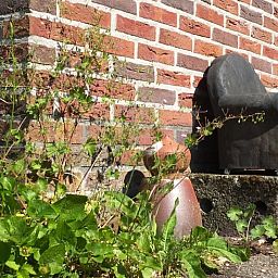 Rustikale Ecke von Cottage in Zuidwolde, Cottage mit Backsteinmauern, Suedwest-Drenthe, Drenthe.