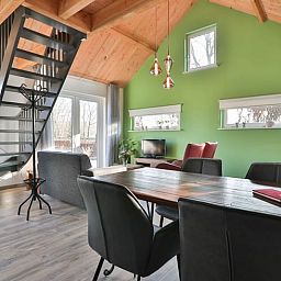 Eetruimte met natuurlijke lichtinval in Vakantiehuis in Zuidwolde, Drenthe, ideaal voor familiebijeenkomsten.