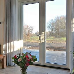 Prachtig uitzicht vanuit Vakantiehuis in Zuidwolde, Drenthe met grote ramen en veel daglicht.