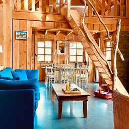 Gezellige binnenruimte met houten interieur in Vakantiehuisje in Zuidwolde, Drenthe