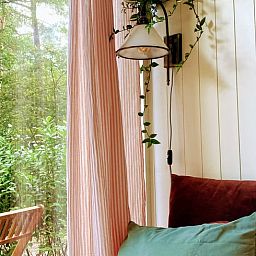 Gemuetliches Interieur von Cottage in Zuidwolde, Ferienhaus in Zuidwolde, Drenthe, mit Blick auf die gruene Natur.