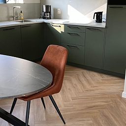 Moderne keuken in Huisje in Nieuweroord, vakantiehuis in Zuidwest Drenthe, ideaal voor culinaire liefhebbers.