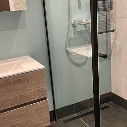 Stijlvolle badkamer in Huisje in Nieuweroord, vakantiehuis in Zuidwest Drenthe, met moderne douche en wastafel.