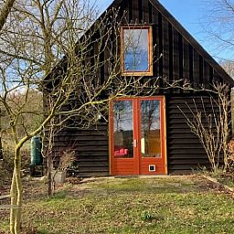 Vorderseite des Ferienhauses in Ruinen mit Garten im Suedwesten von Drenthe.