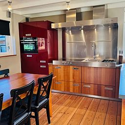 Moderne keuken in Vakantiehuisje in Ruinen, Zuidwest Drenthe, met ruime eethoek en luxe apparatuur.