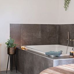 Luxurioeses Badezimmer in einem Ferienhaus in Ruinen, Suedwest-Drenthe. Entspannen Sie sich stilvoll in dieser komfortablen Ferienunterkunft inmitten der Natur.