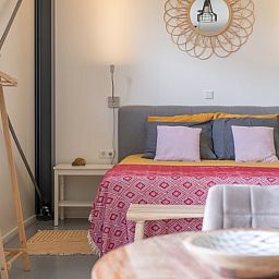 Gemuetliches Schlafzimmer in Huisje in Ruinen, einem Ferienhaus im Suedwesten von Drenthe, mit farbenfroher Dekoration und komfortabler Einrichtung.