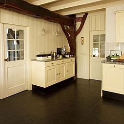 Stilvolle Kueche im Ferienhaus Hoeve den Anholt, Ruinen, Drenthe, mit moderner Einrichtung und Holzakzenten.