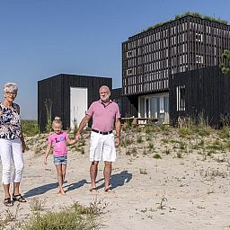 Familie geniet bij Huisje in Wapserveen, vakantiehuis in Zuidwest Drenthe, Drenthe.